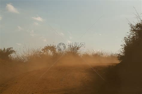 非洲坦桑尼亚，尘土飞扬的道路高清图片下载-正版图片501485940-摄图网