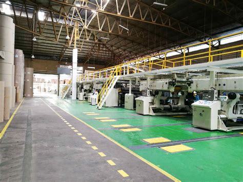 生产线在工厂里为纸箱折弯纸板视频素材_ID:VCG42N1201153172-VCG.COM
