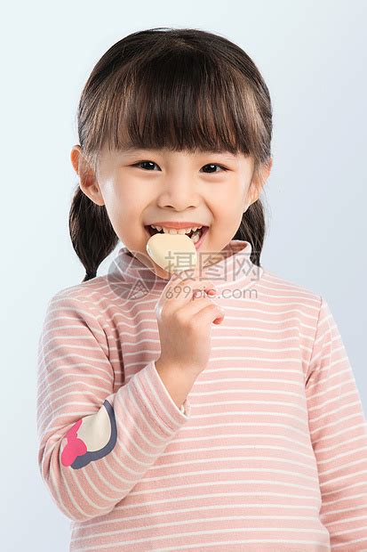 可爱的小女孩正在吃零食高清图片下载-正版图片507621369-摄图网