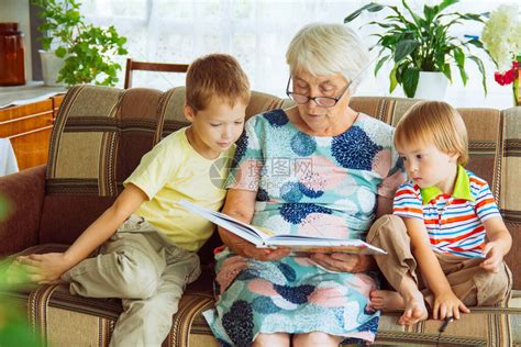 一位戴着眼镜的白发老妇和两个小男孩坐在沙发上高清图片下载-正版图片506675917-摄图网