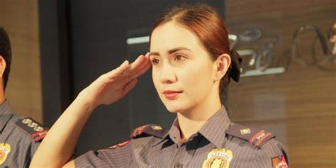 菲律宾最美女警给总统杜特尔特当"特别助理"(图)_手机新浪网