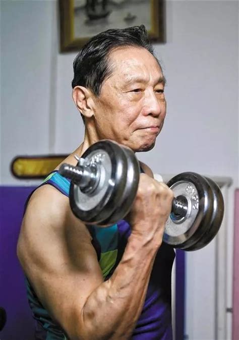 65岁大爷，40年健身如一日，逆生长似25岁，被称“中国最潮大爷”