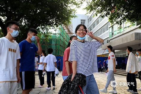 全国高考大幕开启 考生们顶烈日验场