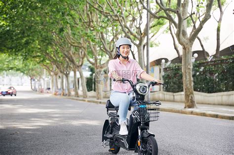 美女骑电动车低碳出行高清图片下载-正版图片501637886-摄图网