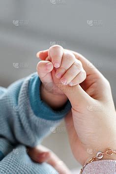 婴儿握住妈妈的手指-花瓣网|陪你做生活的设计师 | 婴儿握住妈妈的手指