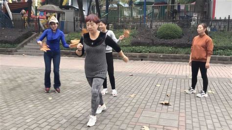 火爆流行广场舞《走心入梦的人》32步背面演示，一看就会跳。_腾讯视频