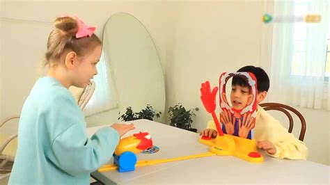 由俄罗斯女孩和混血男孩出演的真人童趣节目_腾讯视频