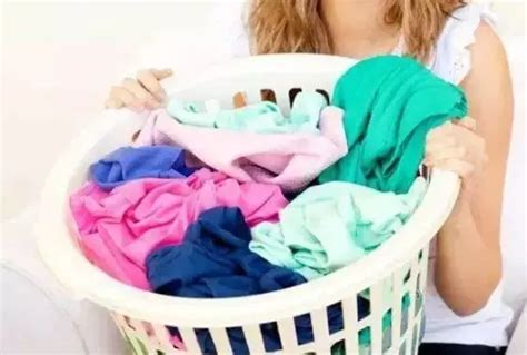 美国人真的会把外衣、内衣、袜子和鞋子全部放在洗衣机一起洗吗？