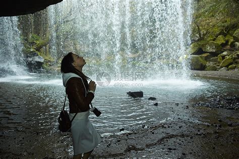 站在瀑布前的女性摄影师高清图片下载-正版图片502071605-摄图网
