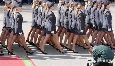 在阅兵时，为什么解放军女兵要穿丝袜呢？|女兵|阅兵|丝袜_新浪新闻