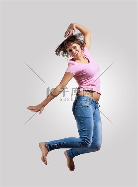 的年轻女子跳舞和跳跃。高清摄影大图-千库网