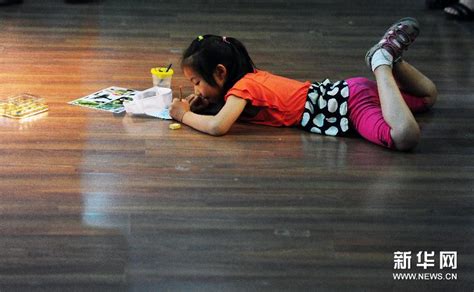 小孩子趴在地上画画,趴在地上的简笔画,子画画简单图片(第3页)_大山谷图库