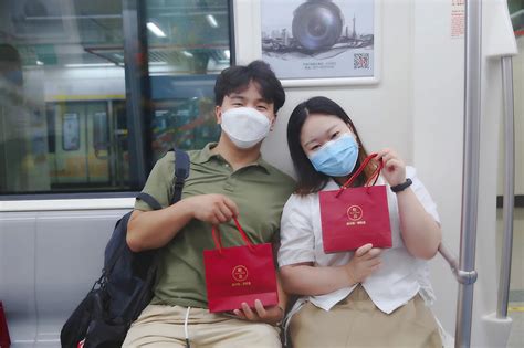 甜美女生地铁头像