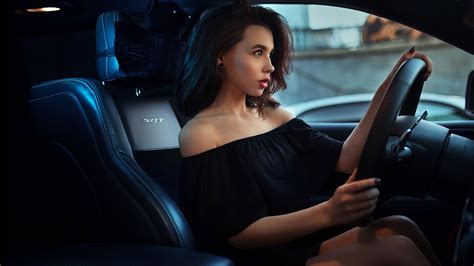 开豪车的女生壁纸图片
