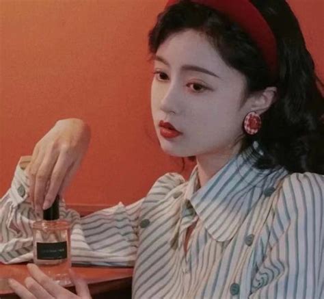 复古风美发港味女生头像