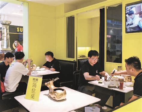 广州餐饮店逐步恢复堂食 民众前来“解馋”