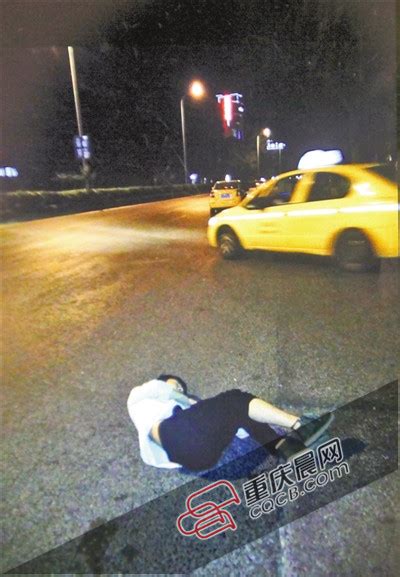 醉酒男子凌晨睡马路中间 的哥为其守护半小时_首页社会_新闻中心_长江网_cjn.cn
