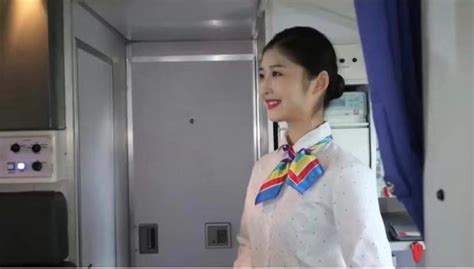 青岛新闻网：青岛上演校园准空姐大赛 职装美女刷屏来袭