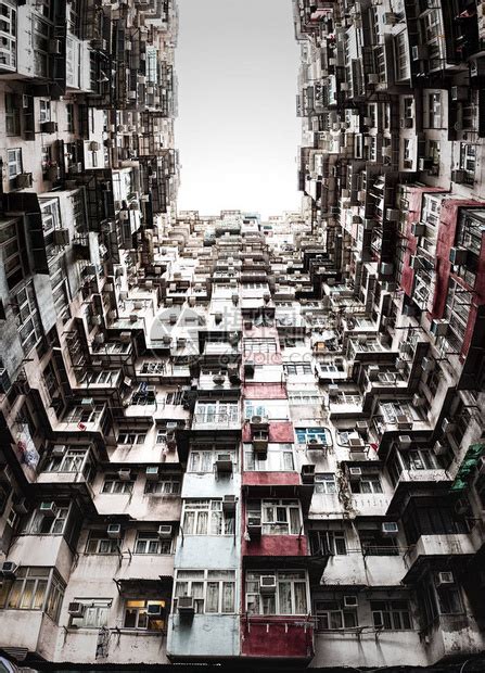 香港香港鲗鱼涌拥挤住宅楼的低视角人满为患的狭窄公寓风景高清图片下载-正版图片503812073-摄图网
