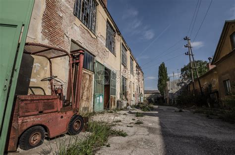 一家工厂的废弃旧厂房高清图片下载-正版图片504953897-摄图网