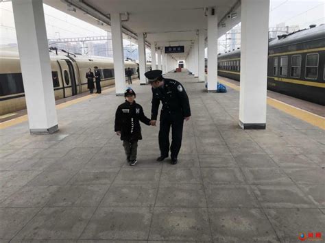 粗心爸爸“丢”孩子 火车站工作人员帮回家
