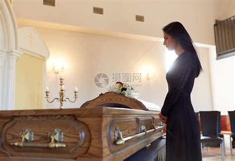 埋葬,人哀悼的悲伤的女人葬礼上东正教教堂葬礼上带着棺材的悲伤女人高清图片下载-正版图片300415158-摄图网