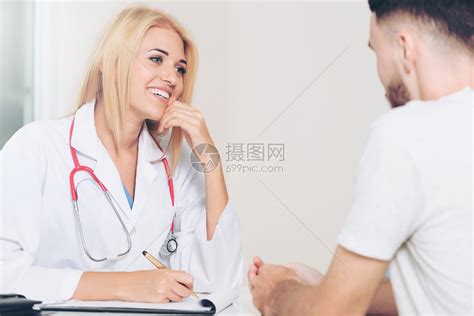 女病人在医院诊所拜访男医生高清图片下载-正版图片505149605-摄图网