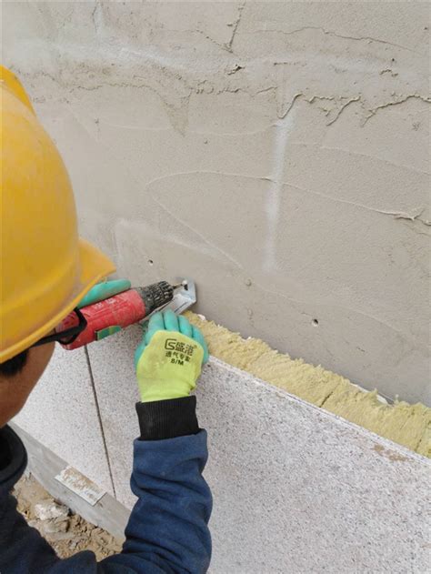 钢结构外墙保温装饰一体板安装中-宝润达外墙保温装饰一体板厂家