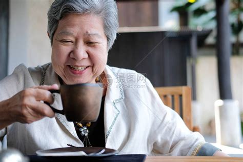 中老年女人,幸福,中年女人,公园长椅,不看镜头,金色头发,老年女人,40到49岁,皱纹,白日梦摄影素材,汇图网www.huitu.com