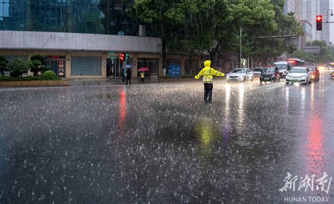 天津暴雨来袭 部分路段积水影响出行-图片频道