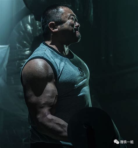为了电影《恶人传》与马东锡对戏，金武烈苦练肌肉增重15公斤！