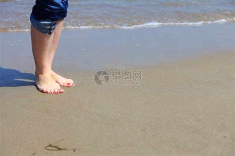 女子在水中走路女孩39在沙滩上赤脚腿高清图片下载-正版图片304112145-摄图网