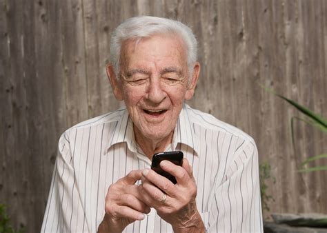 老年人用手机高清图片下载-正版图片600371103-摄图网