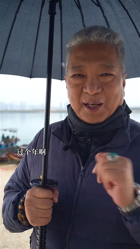 带大家看看渔村码头买小海鲜_腾讯视频