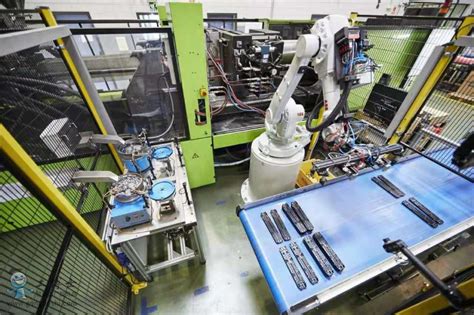 塑胶—机器人保险杠取件割料头火焰处理快速换抓-上海南易自动化工程有限公司