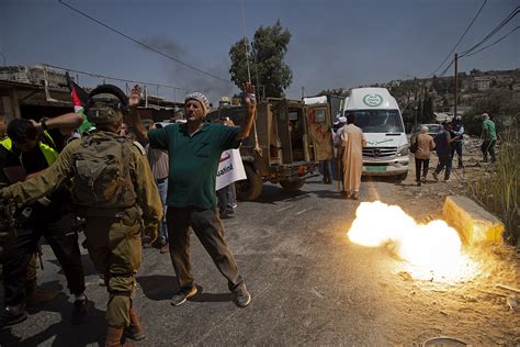 巴勒斯坦民众与以色列军方发生冲突 70人受伤 13岁少年死亡_凤凰网