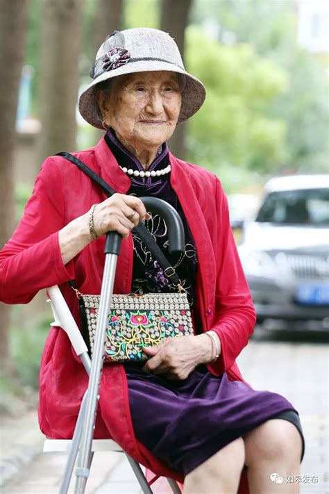 美丽与年龄无关！这群年近70的奶奶，重新定义了老年穿搭_东方养生频道_东方养生
