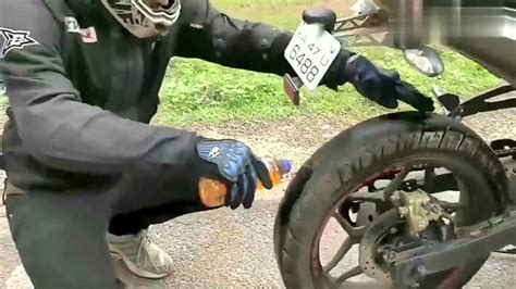 小伙往摩托车后轮上涂汽油，接着猛踩油门，这下惨了！_腾讯视频