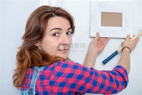 在家做DIY工作的年轻妇女高清图片下载-正版图片307216985-摄图网