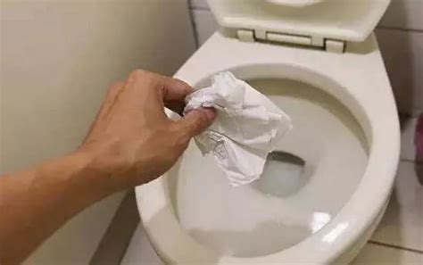 美女上厕所忘带纸了，这种做法太机智了