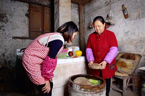 农村婆媳同住，婆婆做一缸的菜准备吃一年，看婆婆给儿媳做啥吃的_凤凰网视频_凤凰网