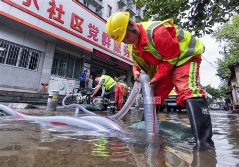 浙江宁波：台风过后街头清理忙-人民图片网