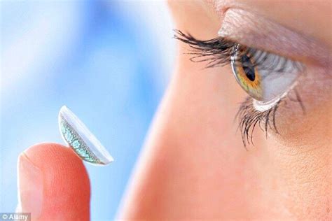 眼红、畏光、流眼泪，隐形眼镜为何是角膜炎的潜在病因？-12健康