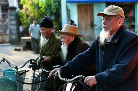 日本超老龄化：每7人中就有一位75岁以上老人|日本_新浪财经_新浪网