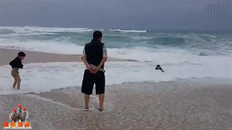 惊险！男孩夏威夷海滩被海浪卷入 路人勇敢救助 _凤凰网视频_凤凰网