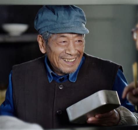 76岁王奎荣罕露面，白发苍苍老年斑明显，与39岁妻子同框似父女_腾讯视频