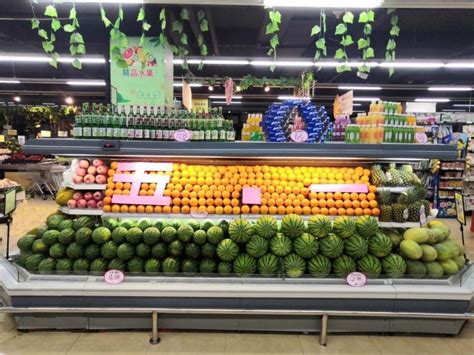 超市水果蔬菜货架前购物的人,零售百货,各行各业,摄影素材,汇图网www.huitu.com
