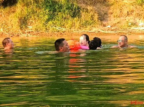 两女子玩水纳凉遇险 4人及时下水仅两三分钟就救上了岸_手机新浪网