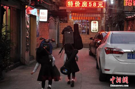 父亲带6岁双胞胎萝莉卖唱 成冬日福州街头风景线-社会- 东南网