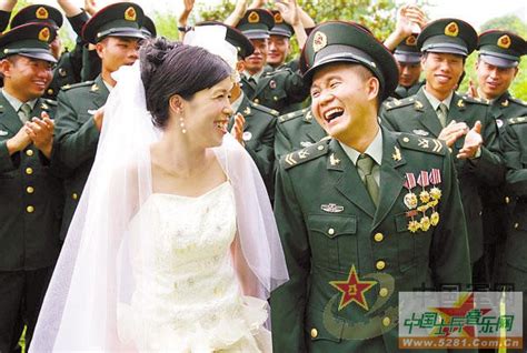 士官卢加胜与妻子陶英补拍婚纱照-音乐信息频道-军歌网